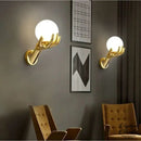 Applique murale main avec boule