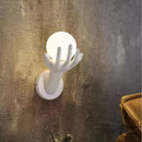 Applique murale main avec boule