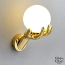 Applique murale main avec boule