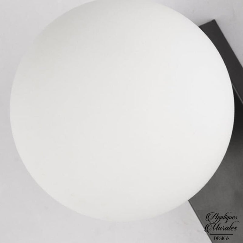Applique noire minimaliste boule en verre blanc - Mattina